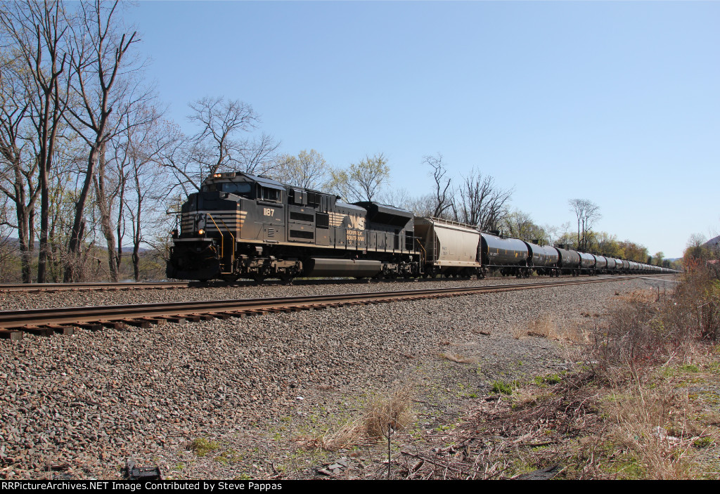 NS 1187 takes empty ethanol cars through Cove PA